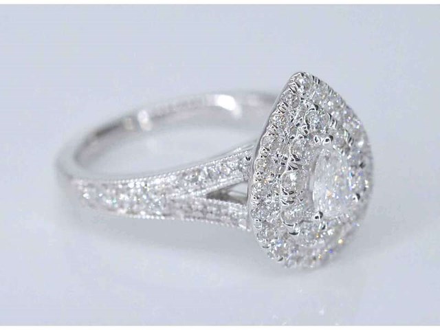 Witgouden druppelvormige entourage ring met diamanten - afbeelding 5 van  7