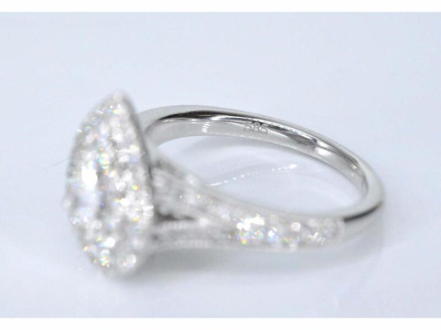 Witgouden druppelvormige entourage ring met diamanten - afbeelding 6 van  7