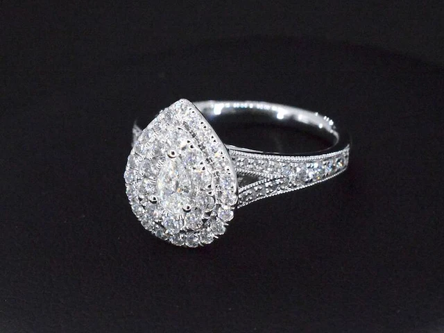 Witgouden druppelvormige entourage ring met diamanten - afbeelding 1 van  6