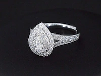 Witgouden druppelvormige entourage ring met diamanten