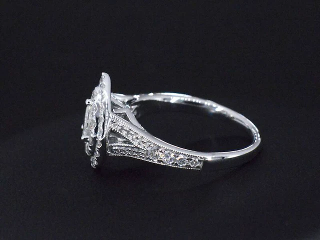 Witgouden druppelvormige entourage ring met diamanten - afbeelding 2 van  6
