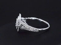 Witgouden druppelvormige entourage ring met diamanten - afbeelding 2 van  6