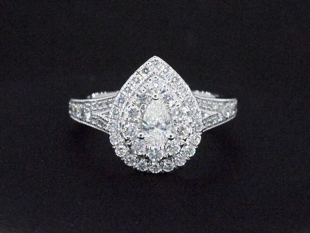 Witgouden druppelvormige entourage ring met diamanten - afbeelding 4 van  6