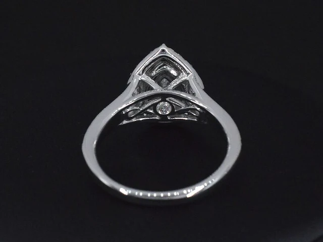 Witgouden druppelvormige entourage ring met diamanten - afbeelding 5 van  6