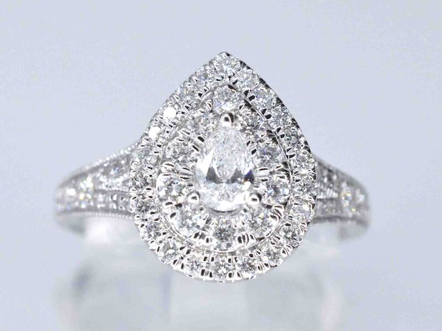 Witgouden druppelvormige entourage ring met diamanten - afbeelding 1 van  6