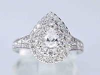 Witgouden druppelvormige entourage ring met diamanten