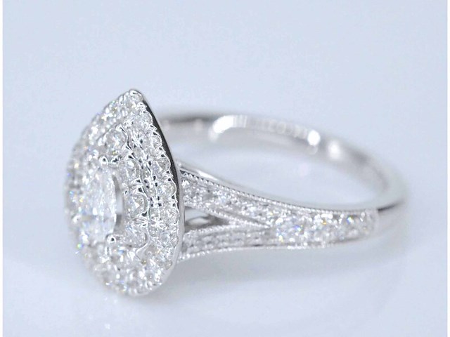 Witgouden druppelvormige entourage ring met diamanten - afbeelding 4 van  6