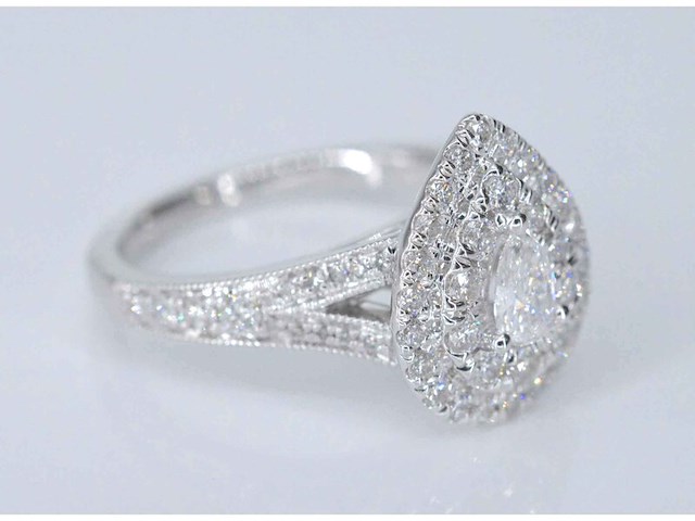 Witgouden druppelvormige entourage ring met diamanten - afbeelding 5 van  6