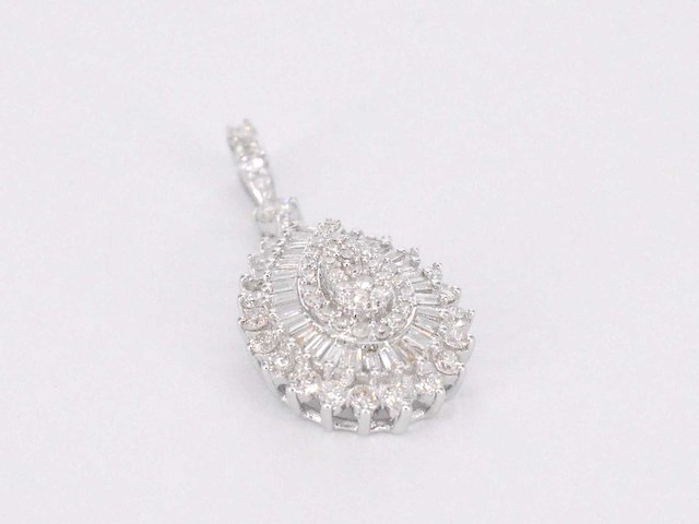 Witgouden druppelvormige hanger met diamanten - afbeelding 4 van  6