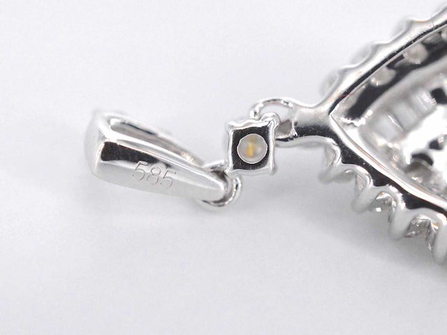 Witgouden druppelvormige hanger met diamanten - afbeelding 6 van  6