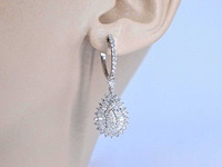 Witgouden druppelvormige oorhangers met diamanten - afbeelding 2 van  7