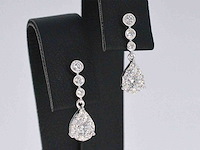 Witgouden druppelvormige oorhangers met diamanten - afbeelding 5 van  9