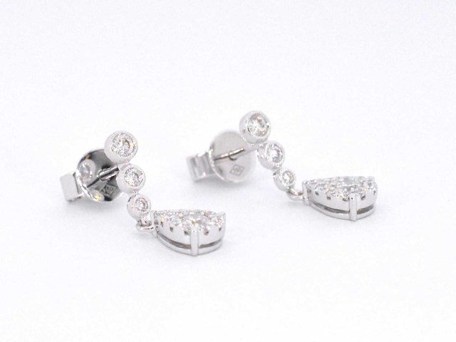 Witgouden druppelvormige oorhangers met diamanten - afbeelding 6 van  9
