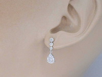 Witgouden druppelvormige oorhangers met diamanten - afbeelding 2 van  9