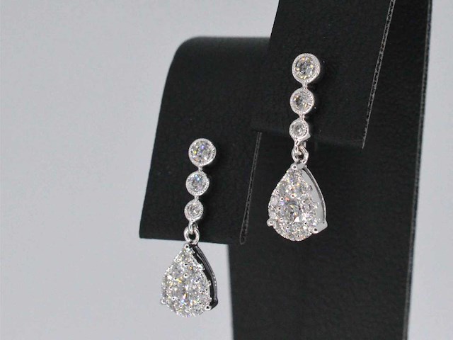 Witgouden druppelvormige oorhangers met diamanten - afbeelding 4 van  9