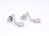 Witgouden druppelvormige oorhangers met diamanten - afbeelding 6 van  9
