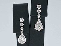 Witgouden druppelvormige oorhangers met diamanten - afbeelding 1 van  9