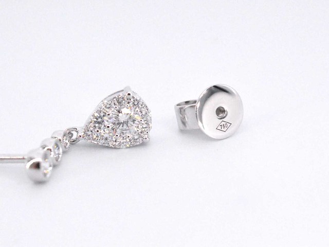Witgouden druppelvormige oorhangers met diamanten - afbeelding 9 van  9