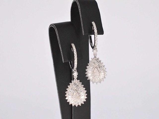 Witgouden druppelvormige oorhangers met diamanten - afbeelding 1 van  7