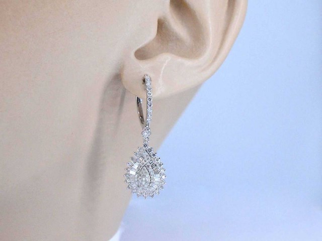 Witgouden druppelvormige oorhangers met diamanten - afbeelding 4 van  7
