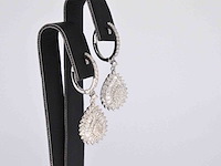 Witgouden druppelvormige oorhangers met diamanten - afbeelding 6 van  7