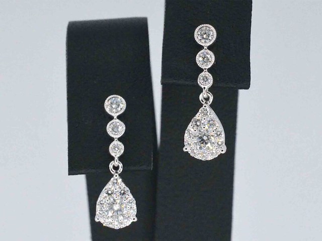 Witgouden druppelvormige oorhangers met diamanten - afbeelding 1 van  10