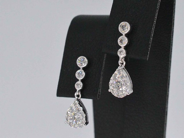 Witgouden druppelvormige oorhangers met diamanten - afbeelding 4 van  10