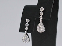 Witgouden druppelvormige oorhangers met diamanten - afbeelding 4 van  10
