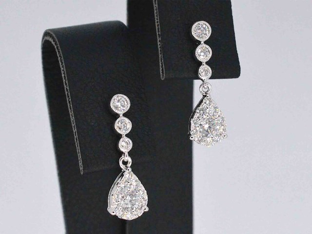 Witgouden druppelvormige oorhangers met diamanten - afbeelding 5 van  10