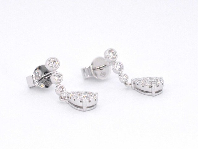 Witgouden druppelvormige oorhangers met diamanten - afbeelding 6 van  10