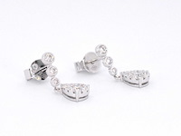 Witgouden druppelvormige oorhangers met diamanten - afbeelding 6 van  10
