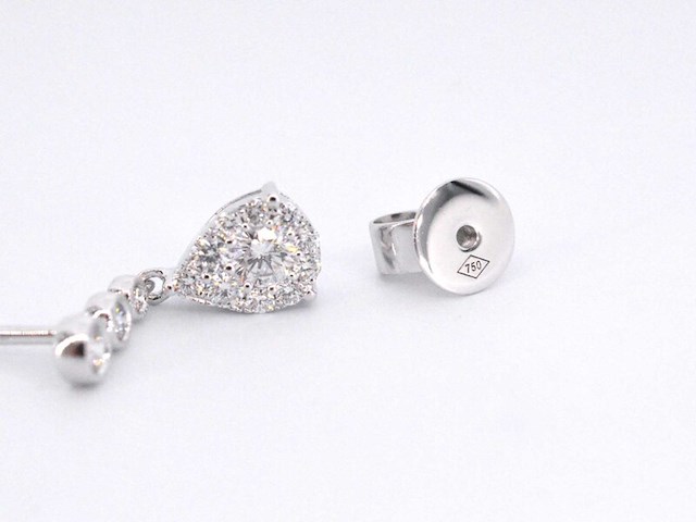 Witgouden druppelvormige oorhangers met diamanten - afbeelding 9 van  10