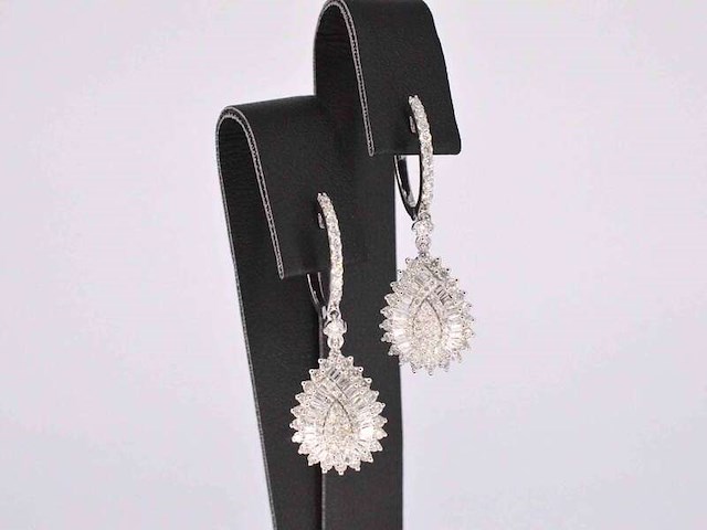 Witgouden druppelvormige oorhangers met diamanten - afbeelding 1 van  8