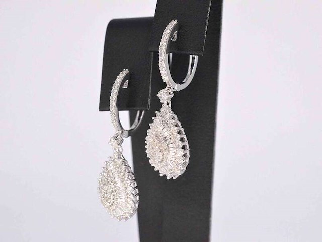 Witgouden druppelvormige oorhangers met diamanten - afbeelding 4 van  8