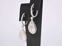 Witgouden druppelvormige oorhangers met diamanten - afbeelding 4 van  8