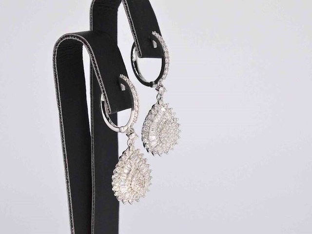 Witgouden druppelvormige oorhangers met diamanten - afbeelding 5 van  8