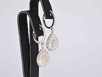 Witgouden druppelvormige oorhangers met diamanten - afbeelding 5 van  8