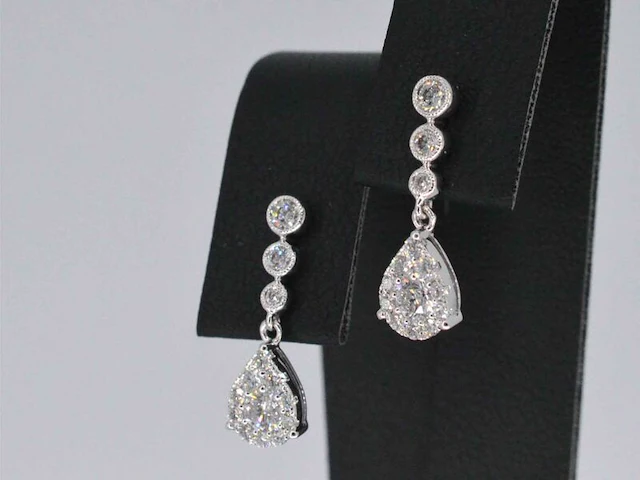 Witgouden druppelvormige oorhangers met diamanten - afbeelding 4 van  10
