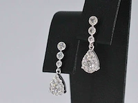 Witgouden druppelvormige oorhangers met diamanten - afbeelding 4 van  10