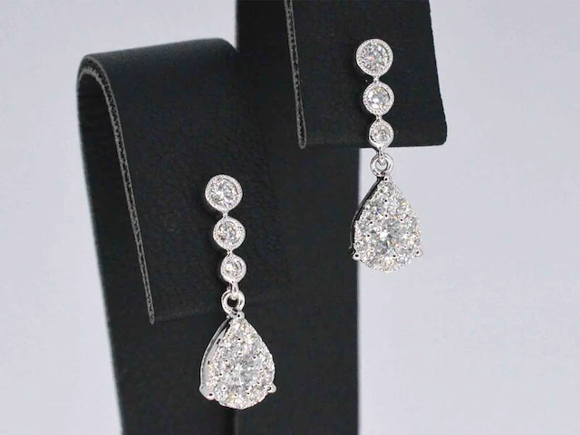 Witgouden druppelvormige oorhangers met diamanten - afbeelding 5 van  10