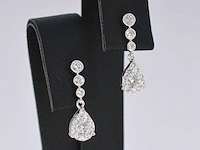 Witgouden druppelvormige oorhangers met diamanten - afbeelding 5 van  10