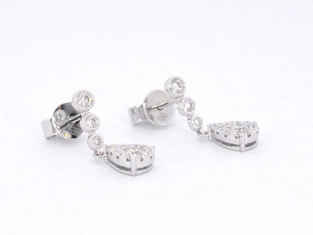 Witgouden druppelvormige oorhangers met diamanten - afbeelding 6 van  10