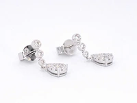 Witgouden druppelvormige oorhangers met diamanten - afbeelding 6 van  10
