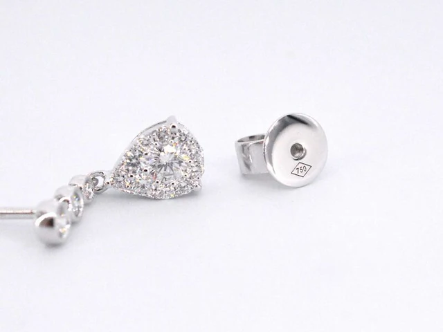 Witgouden druppelvormige oorhangers met diamanten - afbeelding 9 van  10