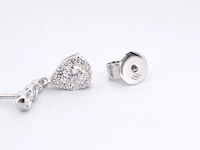 Witgouden druppelvormige oorhangers met diamanten - afbeelding 9 van  10