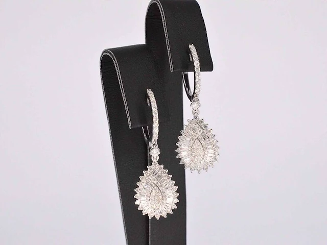 Witgouden druppelvormige oorhangers met diamanten - afbeelding 1 van  9