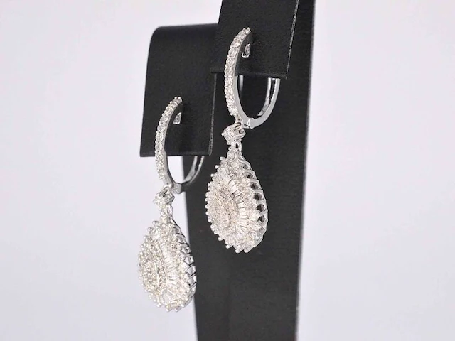 Witgouden druppelvormige oorhangers met diamanten - afbeelding 4 van  9