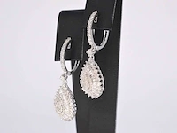 Witgouden druppelvormige oorhangers met diamanten - afbeelding 4 van  9