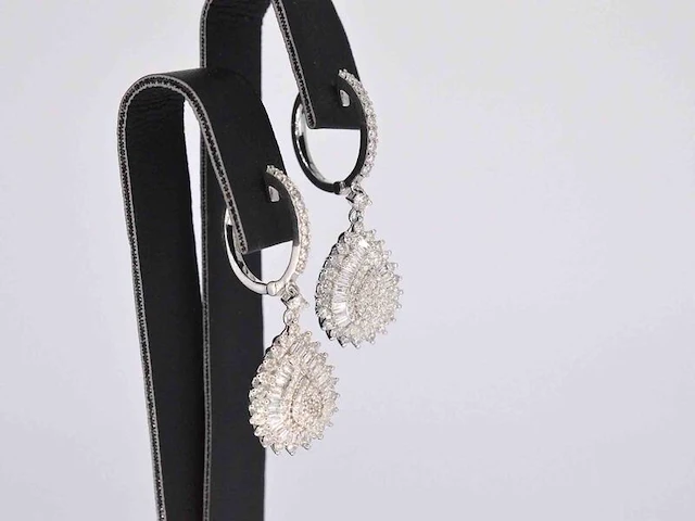 Witgouden druppelvormige oorhangers met diamanten - afbeelding 5 van  9