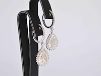 Witgouden druppelvormige oorhangers met diamanten - afbeelding 5 van  9